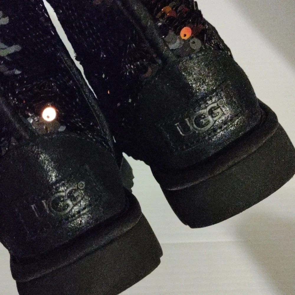 New UGG Women’s Classic Short Sequin Black Boots Sise 6